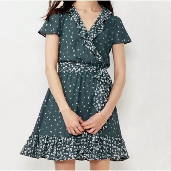 Lauren Conrad Womens Plus 4X Floral Ruffle Wrap Dress Gray White Short NWT - Picture 1 of 14